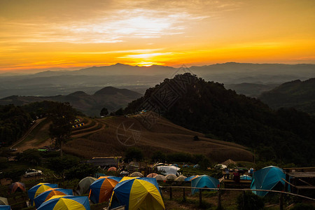 帐篷在夕阳下远眺群山图片