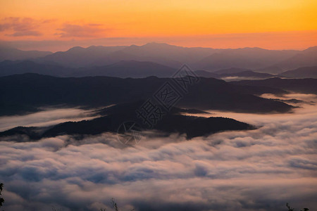 夕阳与薄雾远眺群山图片