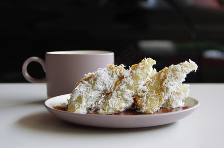 Lupis或有时是lopis用糯米制成的印度尼西亚传统甜糕图片