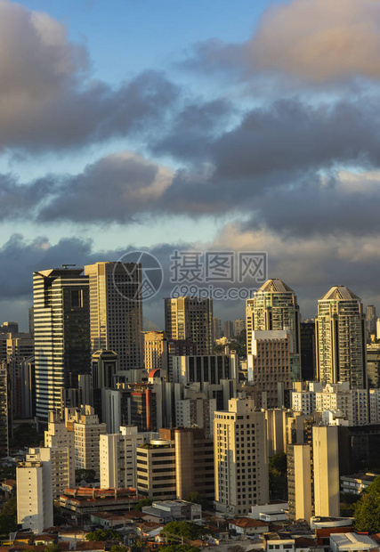 大城市的建筑物之间美丽的日落圣保罗市巴西南美图片