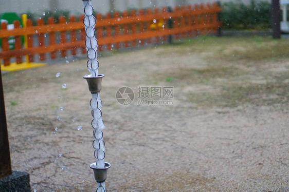 雨水以日式风格流过链条图片