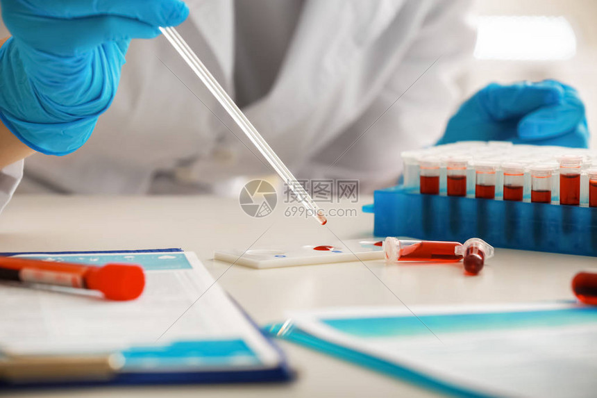 在实验室中进行血液样高清图片下载-正版图片505622609-摄图网