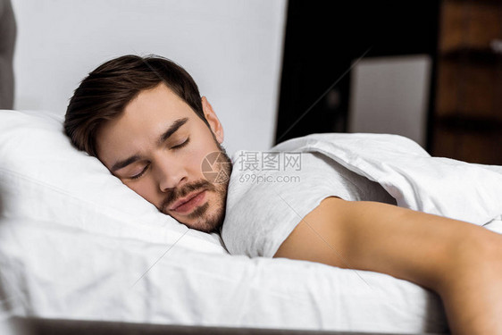 在家里床上睡觉的英俊长图片