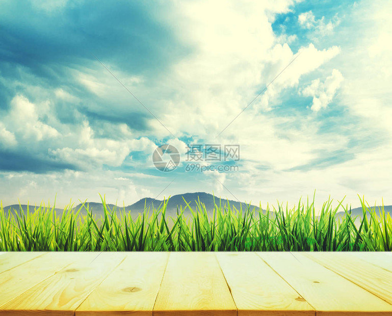 木质纹理背景和天空场背景图片