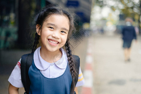 回到学校从小学在校园里快图片