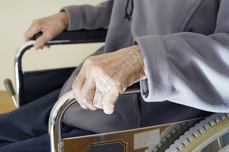 年长或老年男子坐轮椅的病图片