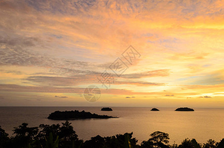 泰国特拉德省天亮日落的岛屿和山背景图片