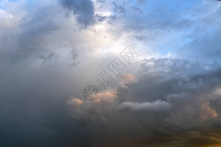 乌云笼罩的戏剧天空背景图片