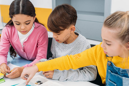 坐在书桌的小学生在干教育班中掌握背景图片