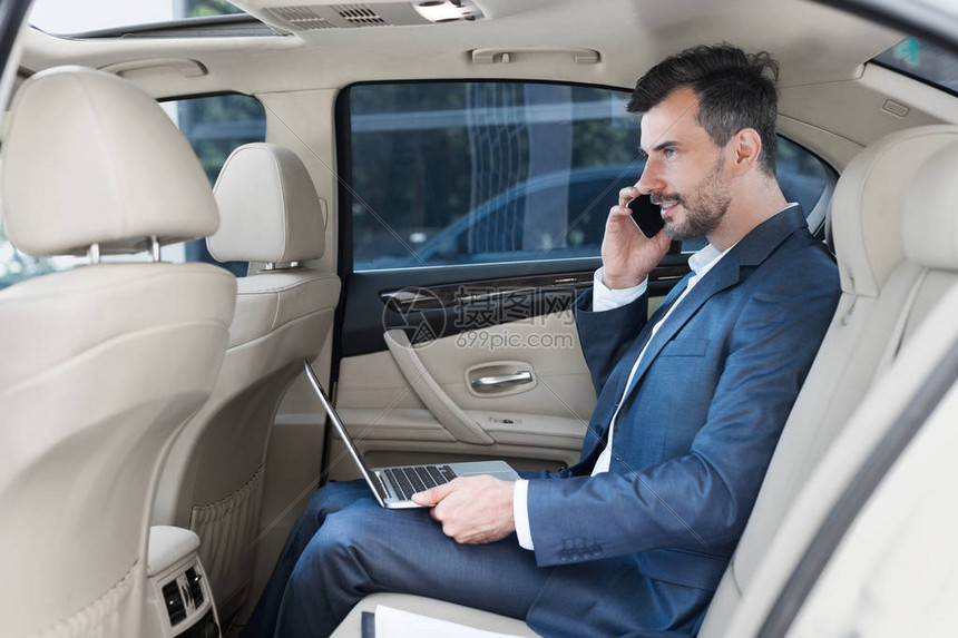 商人在笔记本电脑上工作并在汽车里高清图片下载正版图片505624550摄图网