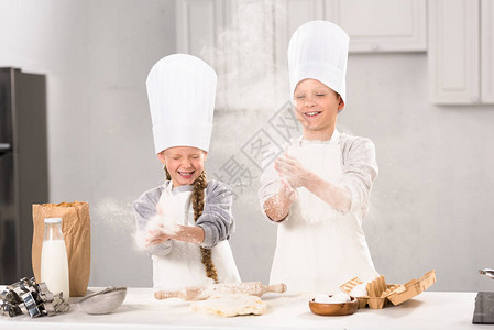 喜乐儿童在厨帽中有选择焦点图片