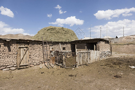吉尔斯坦边境城镇萨里塔什的住宅在中亚帕米尔公路上与邻图片