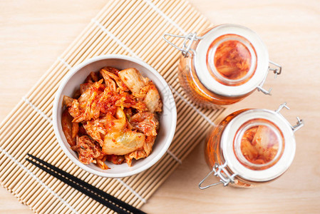 饭碗和罐子里的金菜卷心菜配有筷图片