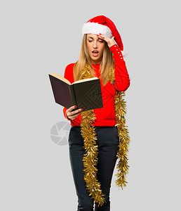 金发女人穿着衣服在圣诞节日盛装打扮背景图片