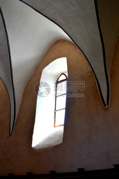 在罗马尼亚特兰西瓦尼亚CincsorKleinschenk的坚固的中世纪撒克逊教堂内讲坛风琴窗户楼梯天花板西面有塔的教堂建于14图片