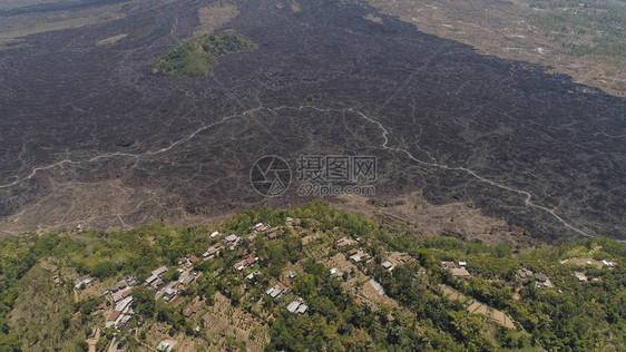 火山喷发后的鸟瞰景观巴图尔山景观与火山天空和云彩巴厘岛图片