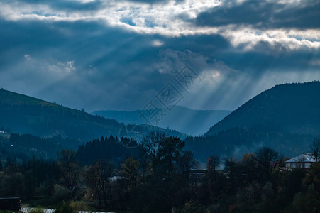 阳光穿过喀尔巴阡山脉的云层图片