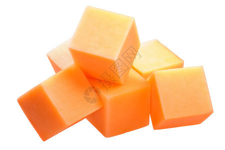 Cheddar奶酪立方堆积孤立在白色背景图片