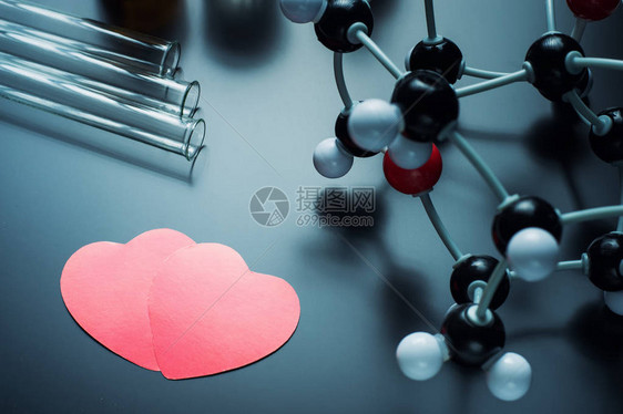 两个红纸心和黑背景分子结构模型爱化学概念LoveChe图片