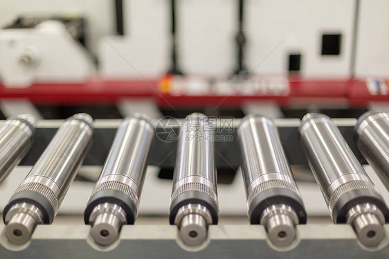 用于轮转印刷机模切的排列整齐的磁滚筒用于柔印旋转模切的磁气缸背景中的磁辊和在线压机用于切图片