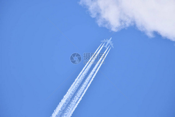 空中飞机在晴蓝的天空中飞图片