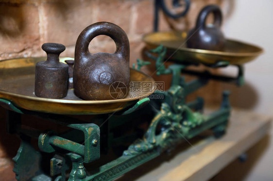 非常古老的铁制体重秤带有黄铜碗和砝码图片
