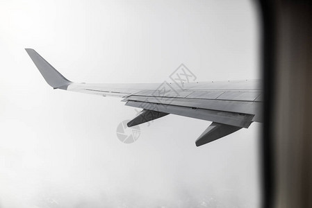 照片是从飞机窗户上拍下来的在雨天图片