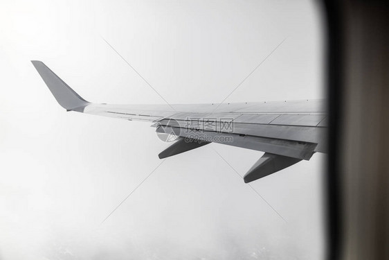 照片是从飞机窗户上拍下来的在雨天图片