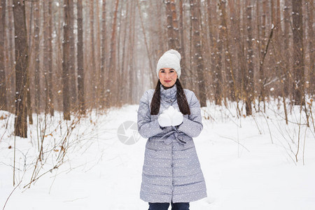 冬天节假日和人的概念快乐的年轻女子很高兴在冬季森林图片