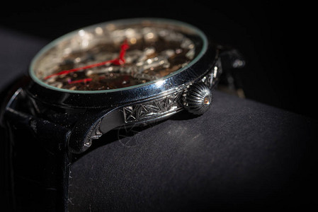 机制背景上手表的发条特写图片