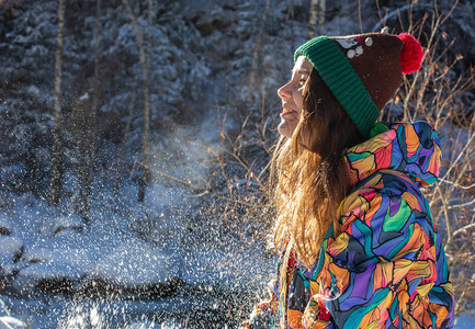 户外生活女孩的全景作物在雪地里玩耍图片