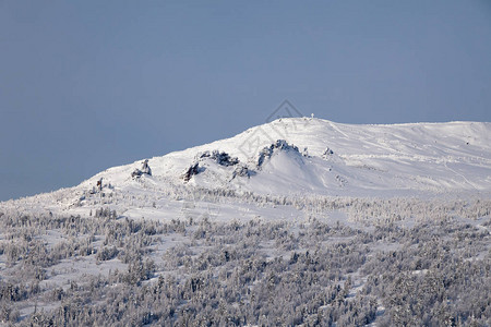 高空云层从山顶景观冬季山谷白雪皑的山峰和树木丘陵雾气云层的全景风区背景