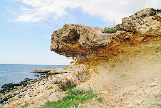 海滩上岩石中的石窟塔尔汉库特克里米亚图片