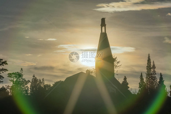 太阳升起在塔顶上在越南达拉特的一所法国式学校欢迎美丽的一天图片