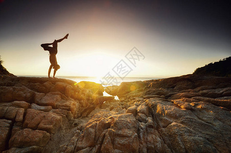 日落时的男子瑜伽图片