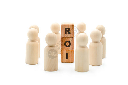 作为商业团队的Wooden数字环绕着ROI图片