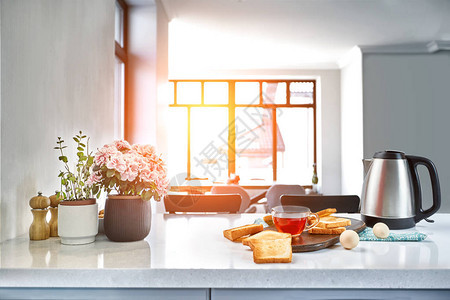 面包烤面包机非常适合您在忙碌的一天在模糊的背景下享用早餐复制空图片