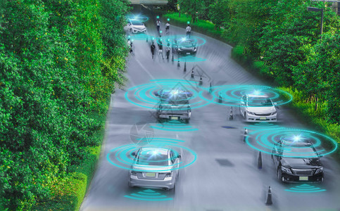 智能汽车具有人工智能AI的自动驾驶汽车传感系统和无线检测移动物体和人员未来车辆安全概念和物联网IOT减少图片