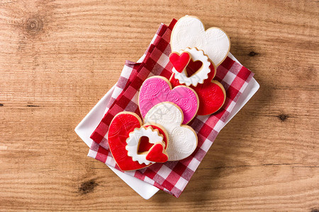 情人节的心形饼干在木制背景图片