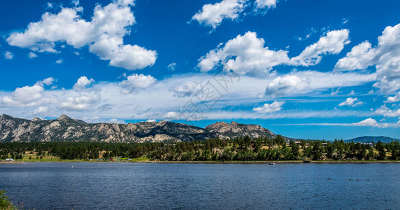 风景如画的大湖山在落基山脉公园图片
