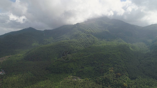 鸟瞰山脉覆盖的森林多云天气中的树木布卢山火菲律宾吕宋岛山坡上长着常绿植被多图片