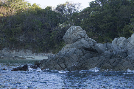 以墨西哥瓦哈卡州Huatulco海湾的狮子形状在海图片