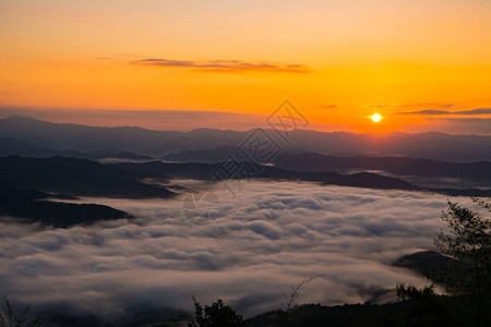 夕阳与薄雾远眺群山图片