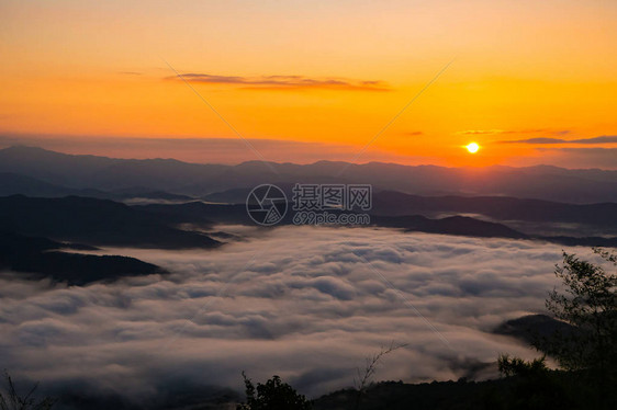 夕阳与薄雾远眺群山图片