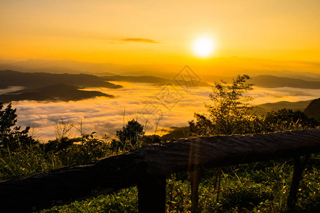 夕阳与薄雾远眺群山图片