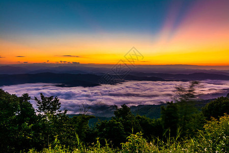 夕阳与薄雾远眺群山图片