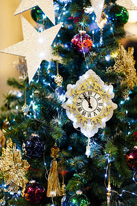 圣诞树装饰时钟蓝球在仓库里焦图片