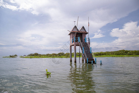 柬埔寨暹粒省洞里萨湖洪水村名KampongPh图片