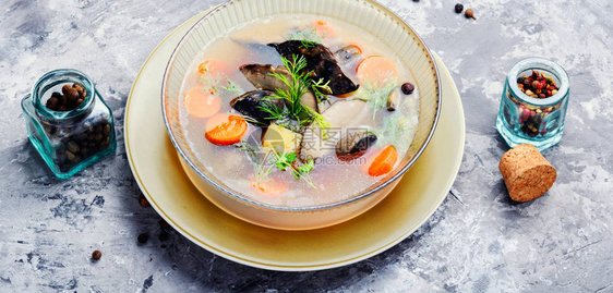 蔬菜和蘑菇汤美味的自制蘑菇汤图片