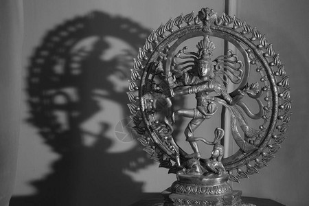 舞蹈神Shiva又称Natraj或Natraja的古董金属雕塑图片